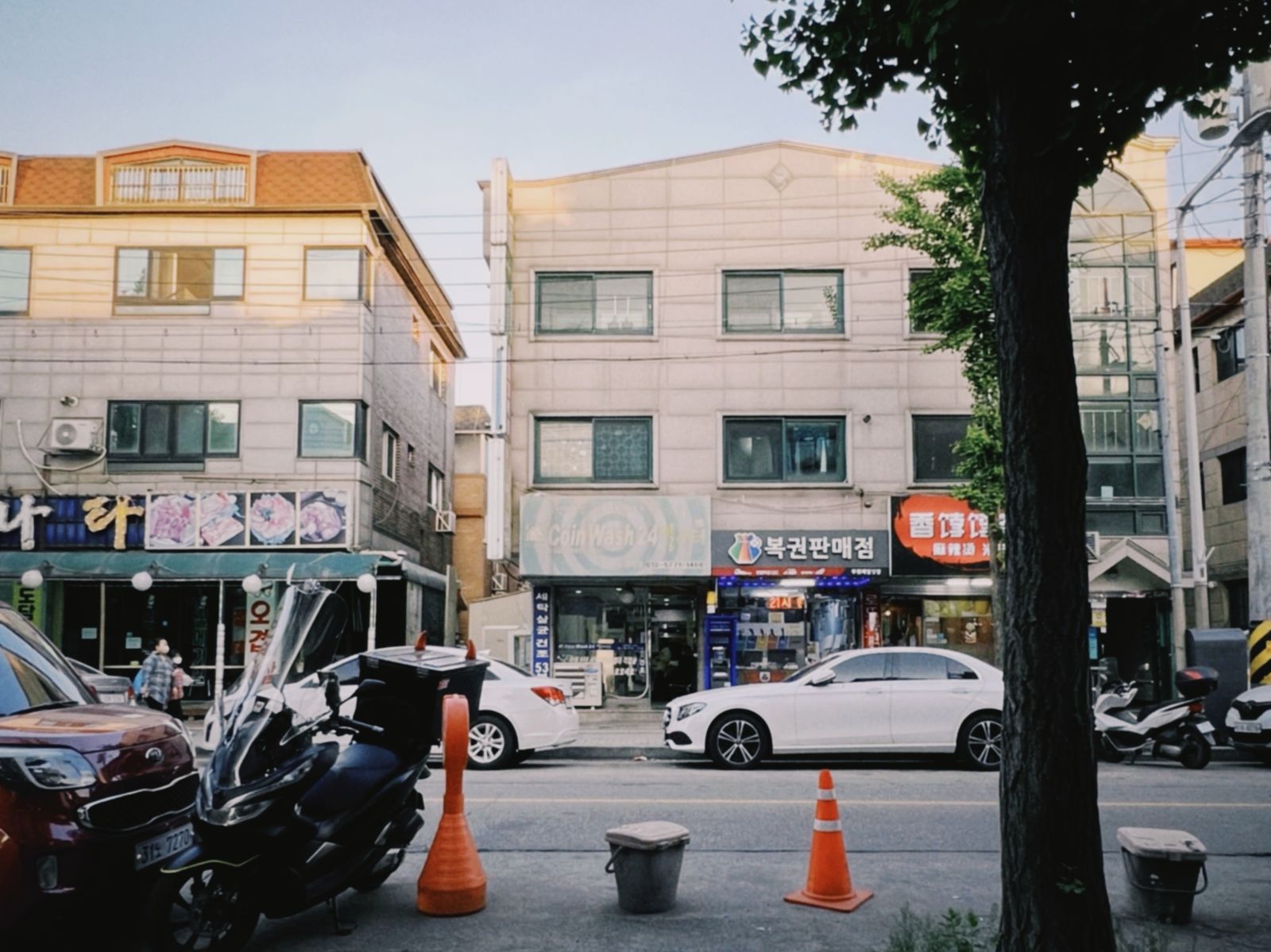 스파 분위기의 은은한 조명과 타월